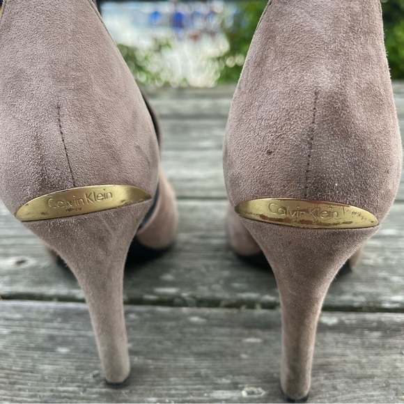 CALVIN KLEIN TAUPE SUEDE HEELS SIZE 8 - Picture 7 of 8